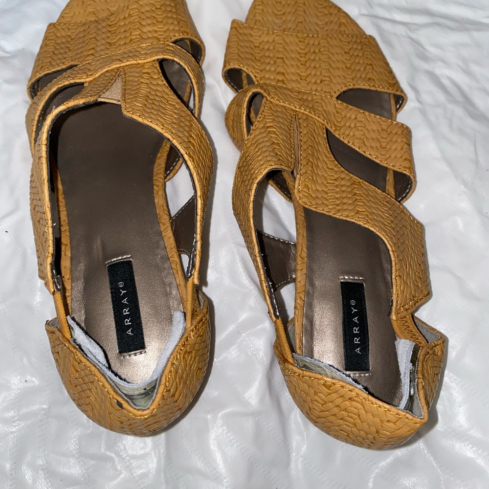 Array Women's Tan Sandals